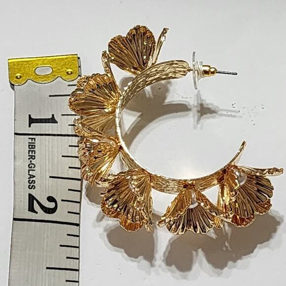 House of‎ Harlow 1969 Gold Flower and Faux Pearl Hoop Earrings New! - Picture 5 of 11